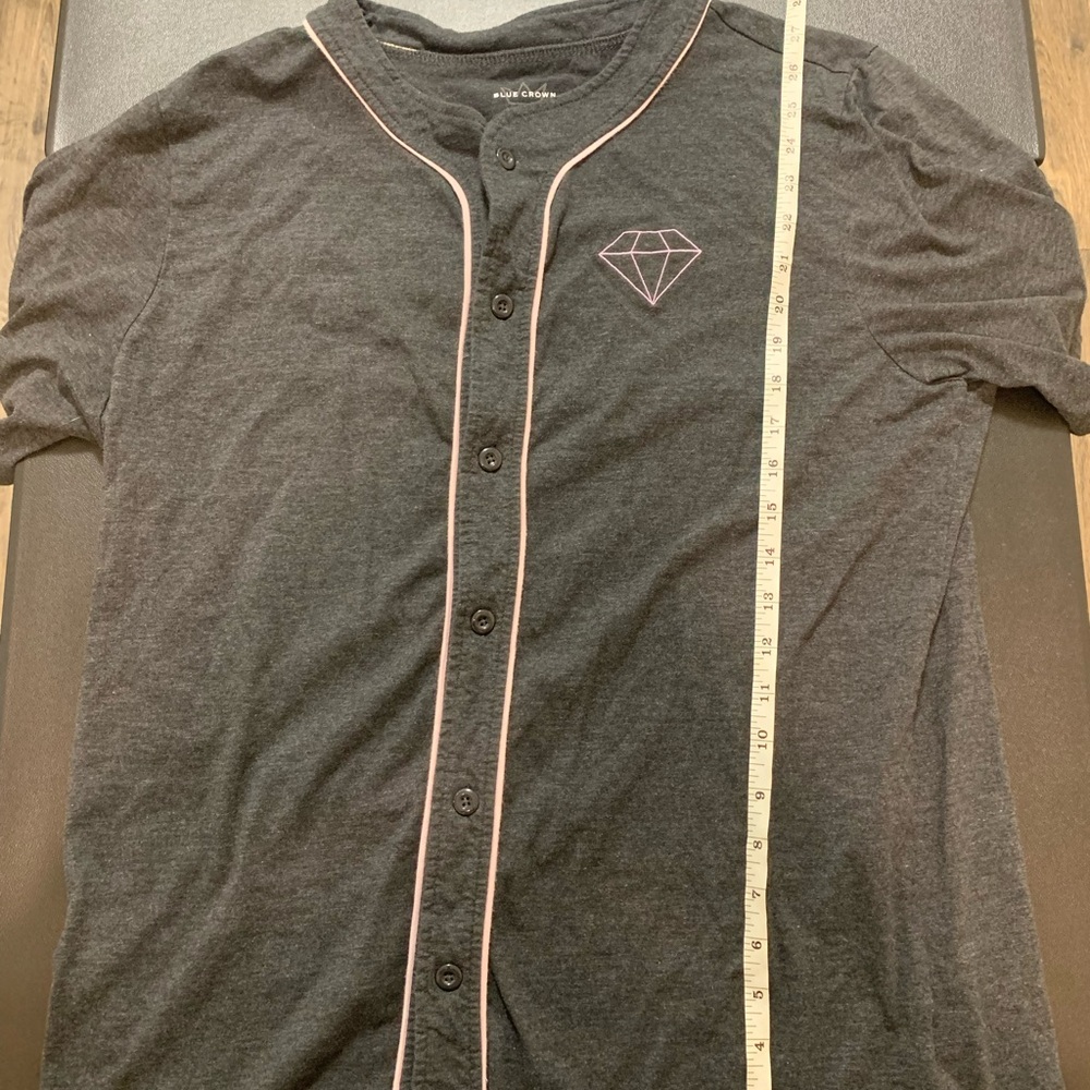 Men’s Dark Gray & Pink Blue Crown (Rue21) Baseball Style Jersey Shirt (Size: L)